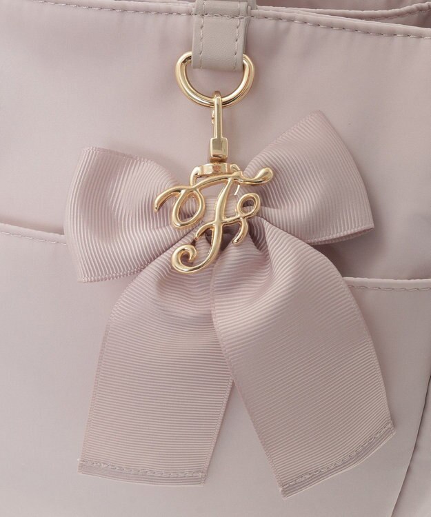 Maison de FLEUR 撥水加工リボンチャームマルチポケットトートS Grayish Pink