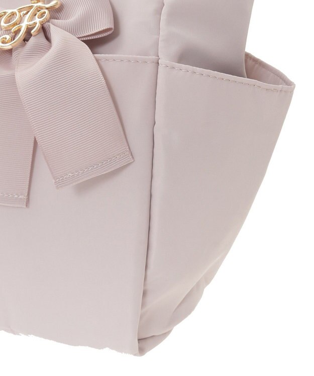 Maison de FLEUR 撥水加工リボンチャームマルチポケットトートS Grayish Pink