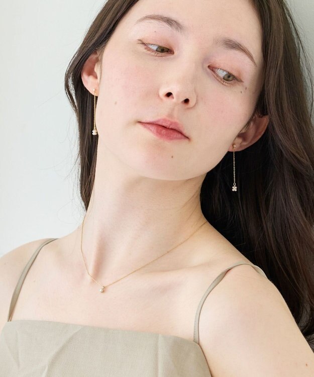 Phoebe 〈金属アレルギー対応〉タイニーフラワーロングセラミックポストピアス　チェーンピアス/小粒パール/揺れるピアス ホワイト