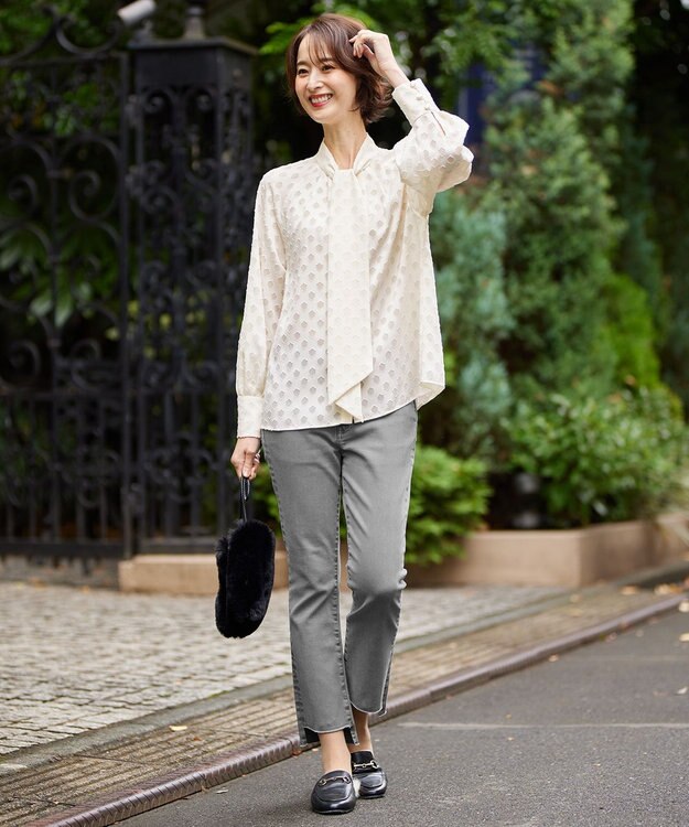 自由区 【洗える】カットジャカード ボウタイブラウス アイボリー系