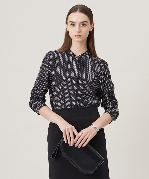 ICB L 【UVケア・速乾・洗える】BackSatinAmunzen バンドカラーブラウス ブラック×オフ柄系