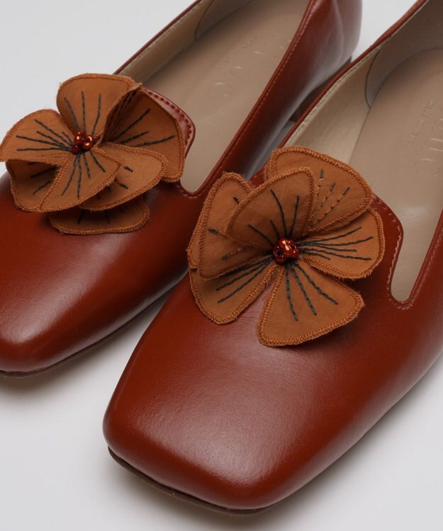 muuc 花刺繍モチーフのパンプス ブラウン