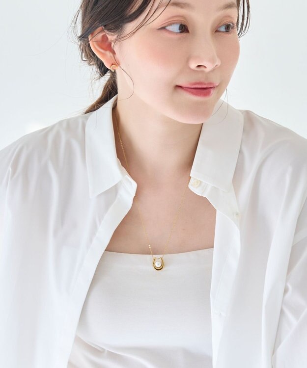 Phoebe 〈金属アレルギー対応〉メタリックパールホースシューネックレス　ゴールド　ステンレス/馬蹄/蹄鉄/ラッキーモチーフ/ギフト/プレゼント/大ぶり ゴールド