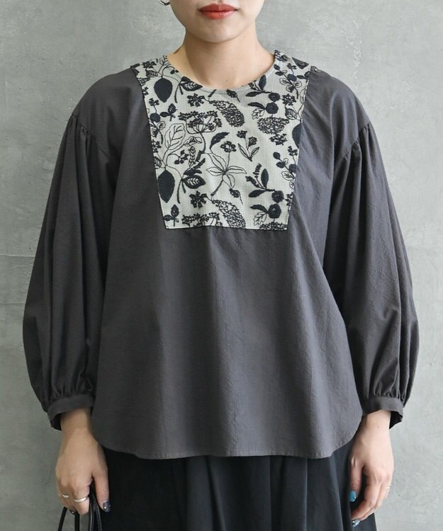 muuc 〈心地よいコットン・シアサッカー生地〉筆記帳刺繍ノーカラー左肩開きブラウス グレー