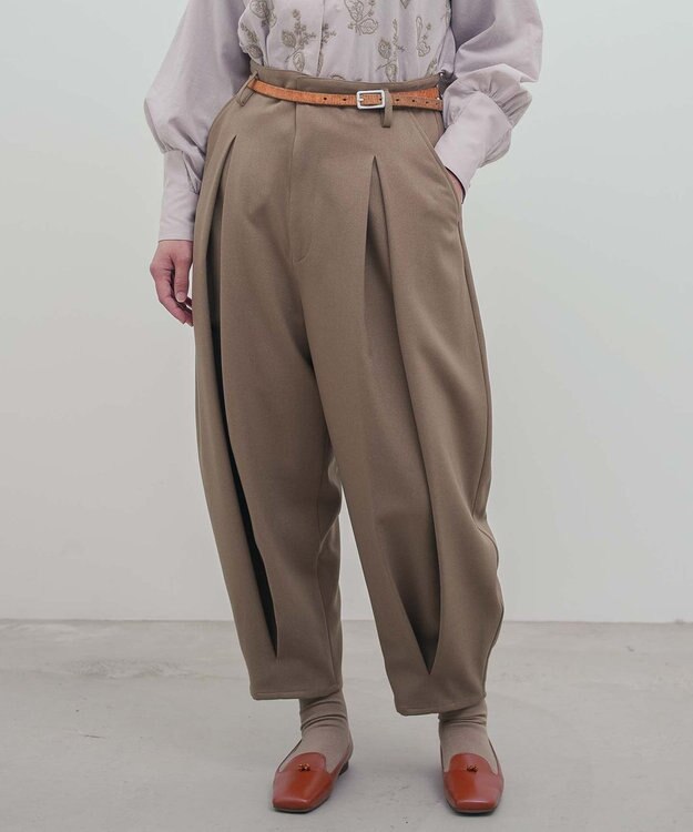 muuc 〈シワになりにくい機能素材〉〈サステナブル素材〉〈ウールライク肉厚生地〉〈オンオフ着られる〉センタータックパンツ ベージュ