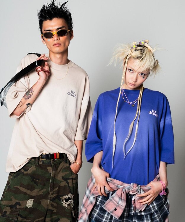 WEGO 【ユニセックス着用ITEM】バックスタッズグラフィックT（SS） ベージュ