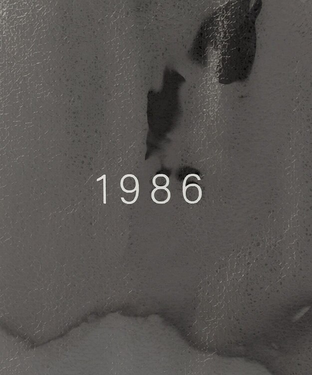 Y'SACCS PVCメタリックショルダーバッグ ブラック