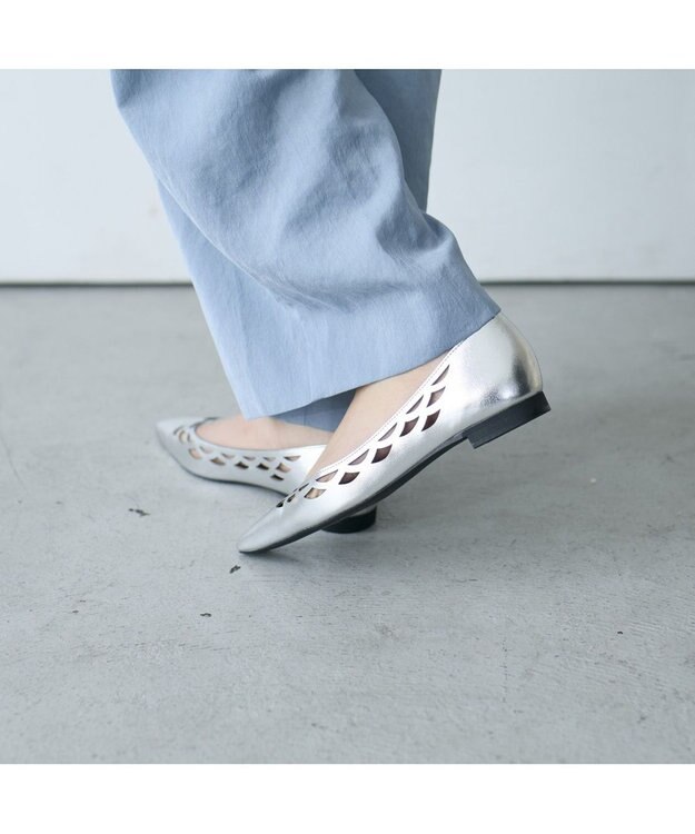 MODE ET JACOMO <carino>レーザーカットフラットパンプス シルバー