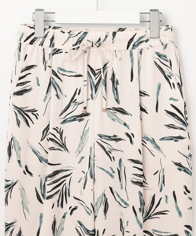 23区 【洗える】スリークボタニカルプリント ドロスト パンツ アイボリー系