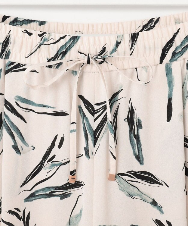 23区 【洗える】スリークボタニカルプリント ドロスト パンツ アイボリー系