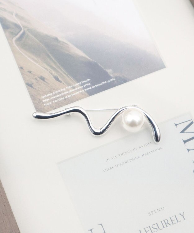 Tiaclasse パール付きニュアンスウェーブブローチ シルバー