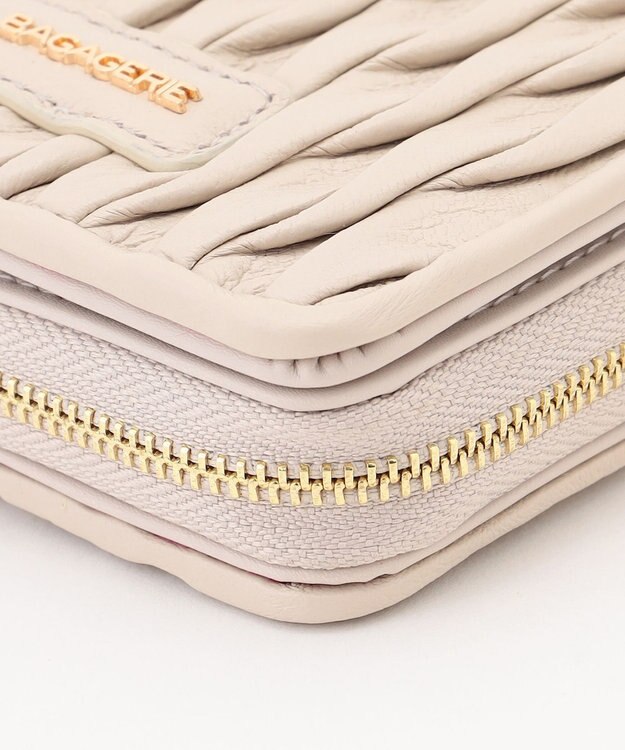 LA BAGAGERIE シープレザープリーツ加工二つ折り財布 アイボリー