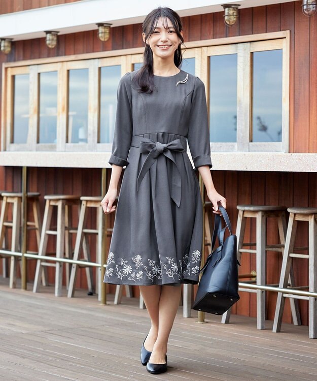 Tiaclasse L 【洗える】花柄刺繍フレアワンピース チャコールグレー