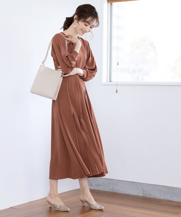 Tiaclasse L 【洗える】シンメトリープリーツワンピース ブラウン