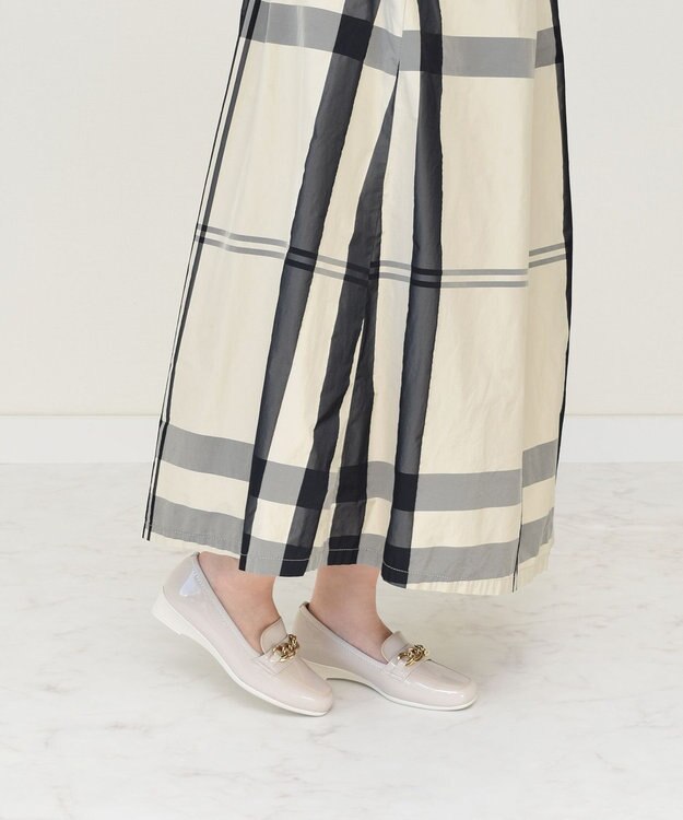 Bridget Birkin 【Bridget Birkin walk】チェーンモチーフローファーウォーキングパンプス ベージュエナメル