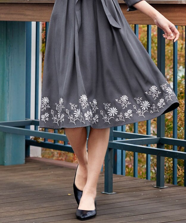 Tiaclasse L 【洗える】花柄刺繍フレアワンピース チャコールグレー