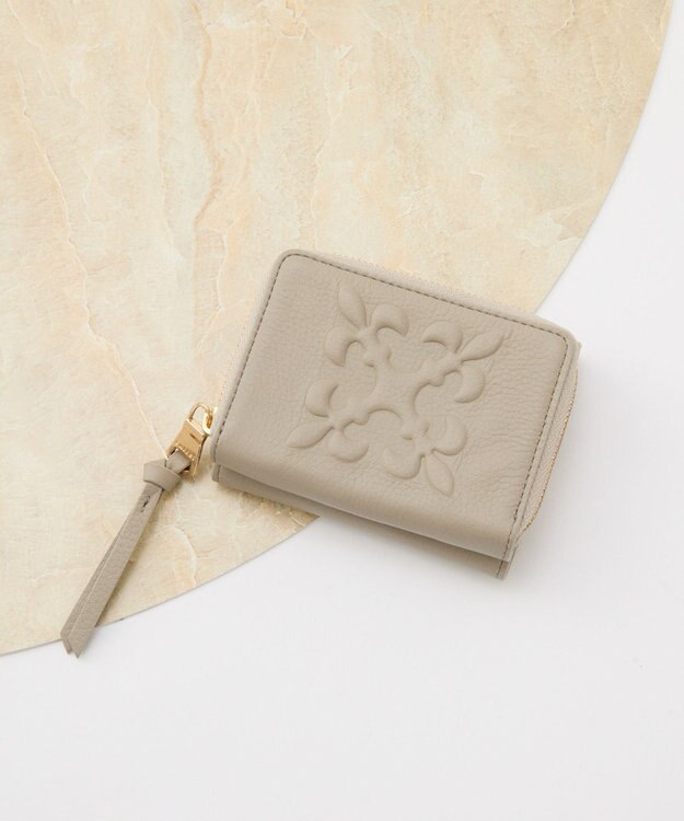 russet 【2025AW新作】エンボスモノグラム三つ折りウォレット(SO-433) GrayBeige