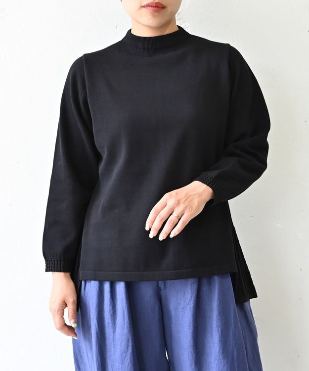 muuc 〈コットン100％強撚糸〉〈通気性が高いドライタッチな素材〉袖口ケーブル模様編み フレアーシルエット後ろプリーツ ハイネックプルオーバー ブラック