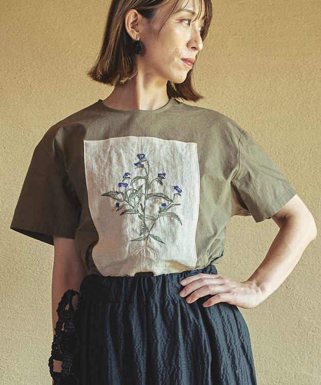 muuc つゆ草刺繍半袖プルオーバー〈日本製・上質な天然素材・遠州織物〉〈繊細なオリジナル花刺繍〉〈ゆったりフリーサイズ〉〈上品な大人の布帛Tシャツ〉 カーキ