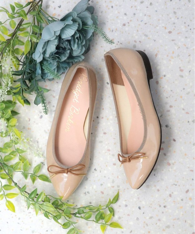 Bridget Birkin 【Bridget Birkin】ポインテッドリボンレインフラットパンプス ベージュエナメル