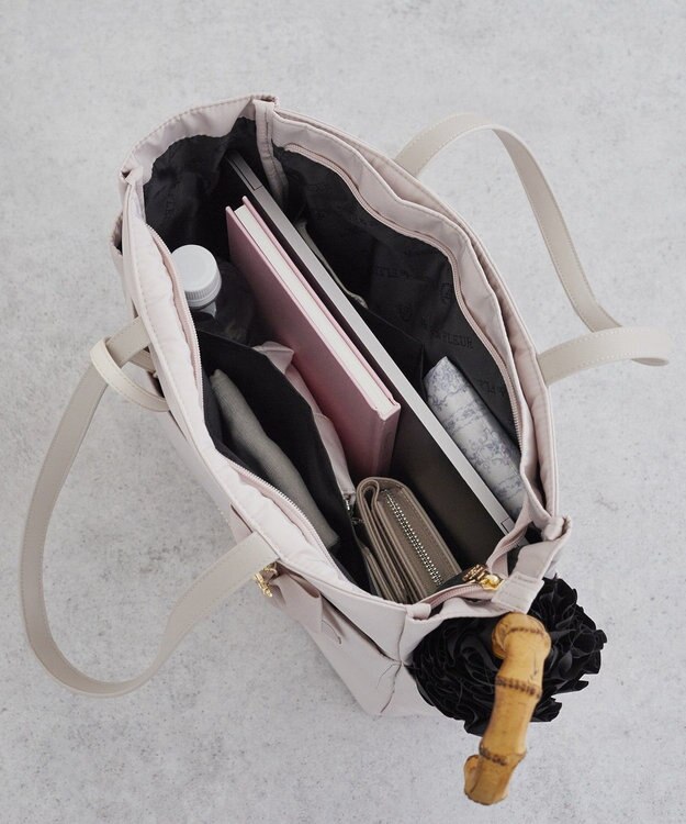 Maison de FLEUR 撥水加工リボンチャームマルチポケットトートM Grayish Pink