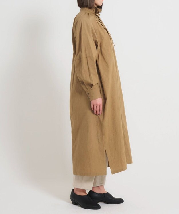 muuc 〈多彩な着方が叶う〉〈衿立て＆衿折り〉〈遠州織物の工場で織られた上質なコットン生地〉リボン紐付き多様衿 シャツワンピース ベージュ