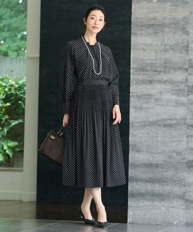 自由区 【洗える】ライトサテン ブラウス ブラック系1