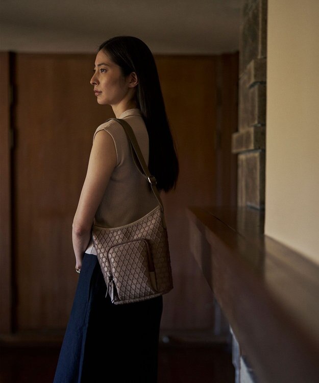 MIYABIYA LAQUOH【撥水加工】篭目柄エンボスボンディング ポケットショルダー カフェオレ