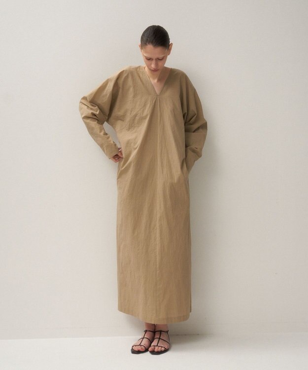 ATON CATCH WASHER COTTON | Vネックドレス BEIGE