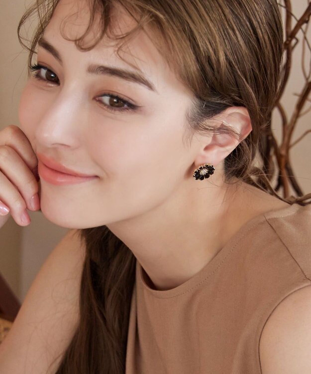 Tiaclasse 【金属アレルギー対応】ブラックフラワーピアス ゴールド