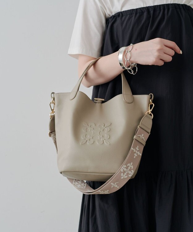 russet エンボスモノグラム2WAYタウントートバッグ(CE-1672-WEB) GrayBeige