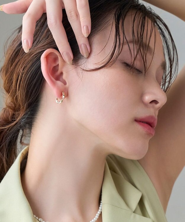 Phoebe 【金属アレルギー対応】【痛くないシリーズ】モーションメタルクリスタルループフィットイヤリング　ゴールド ゴールド