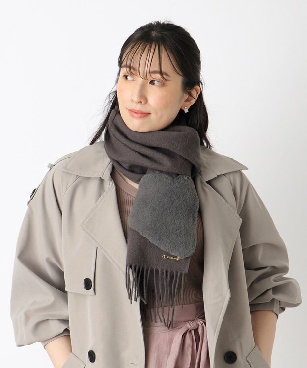 MOONBAT 【WEB限定】フルラ (FURLA)エコファー付きマフラー 無地×ハート　ウールマフラー ロゴプレート付き チャコールグレー