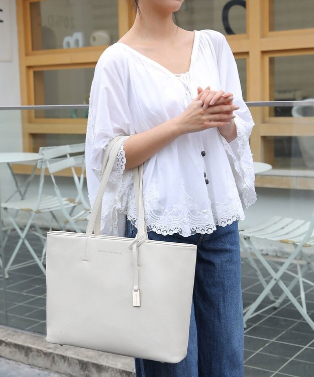 style code 【MERCURYDUO/マーキュリーデュオ】レニス　チャーム付きシンプルラージトートバッグ アイボリー
