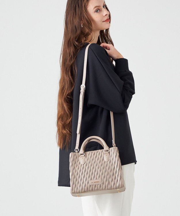 LA BAGAGERIE ランダムプリーツ2WAYハンドバッグ グレージュ