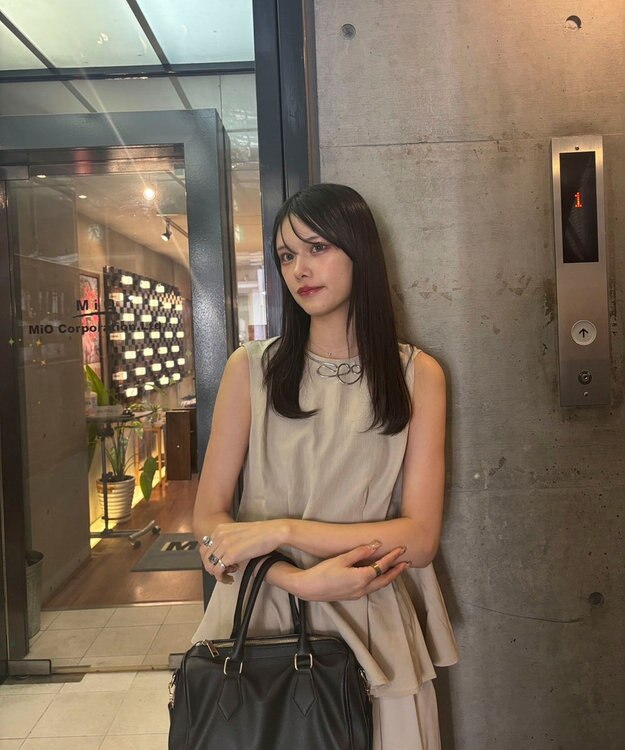 Green Parks AnriettMusee ノースリーブタックペプラムブラウス Beige