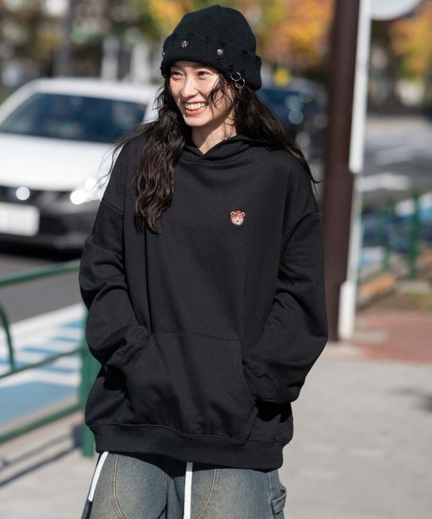 WEGO 【ユニセックス着用ITEM/SMLサイズ展開/裏起毛】ワンポイント刺繍プルパーカー ブラック