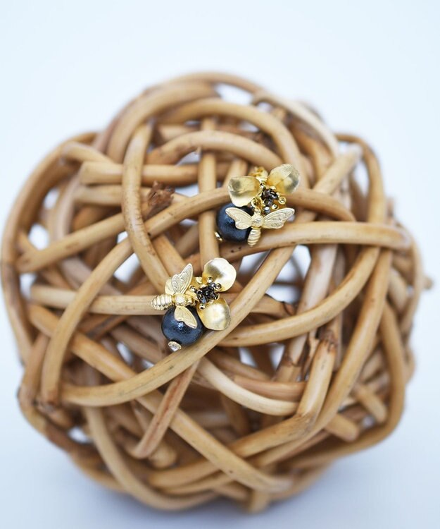 monshiro 【セレモニーにも/コットンパール/スワロフスキー】シュウカイドウニハチプチ ピアス（ブラック) ブラック