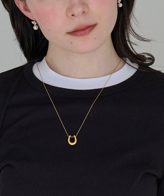 Phoebe 〈金属アレルギー対応〉メタリックホースシューネックレス　ゴールド　ステンレス/馬蹄/蹄鉄/ラッキーモチーフ/ギフト/プレゼント/大ぶり ゴールド