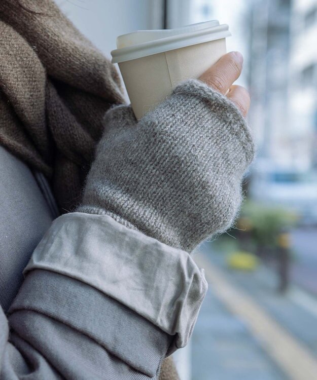 AND WOOL 〈上質な素材と手仕事から生まれた優しいニット〉ヤクの糸を編んだニット手袋 グレー