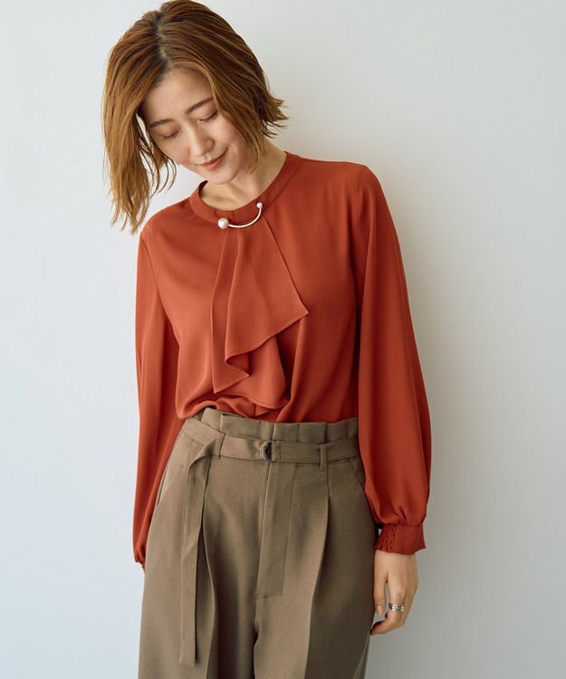 YECCA VECCA パールブローチ付きボウタイブラウス Red