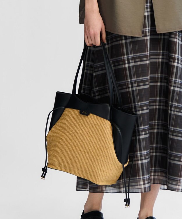 23区 ペーパーライクコンビ トートバッグ (M) ブラック×ベージュ