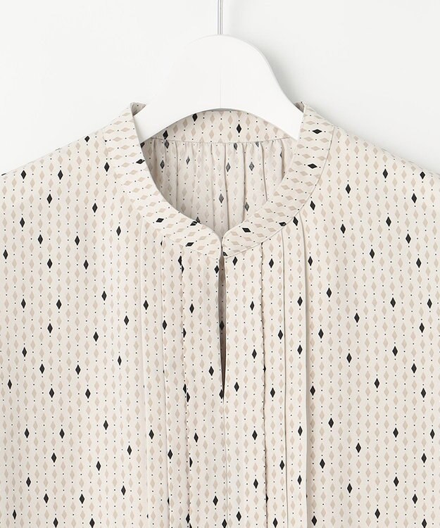 23区 S 【洗える】バックサテンアムンゼン レユールダイヤプリント ブラウス ベージュ系