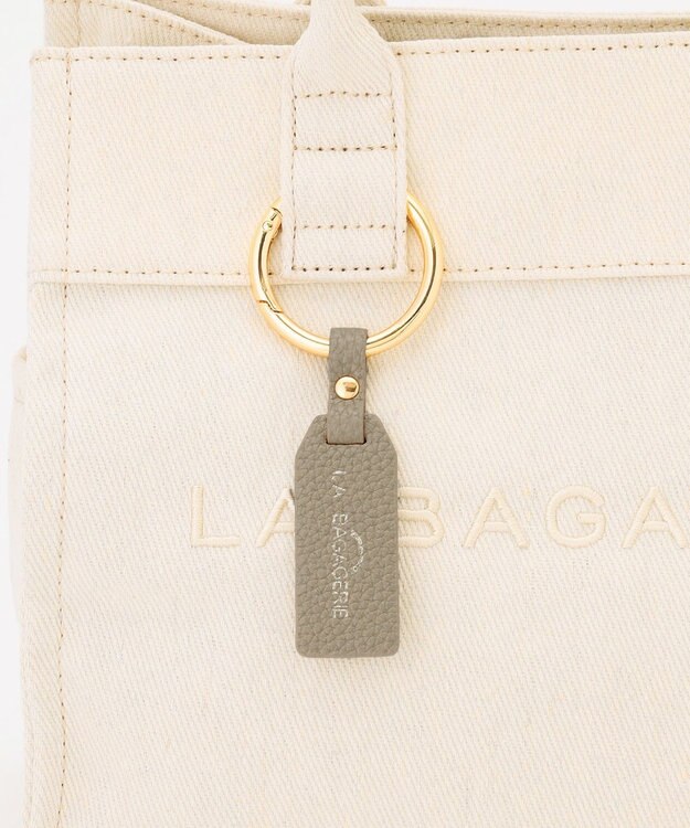 LA BAGAGERIE チャーム付きデニムバッグ Sサイズ アイボリー
