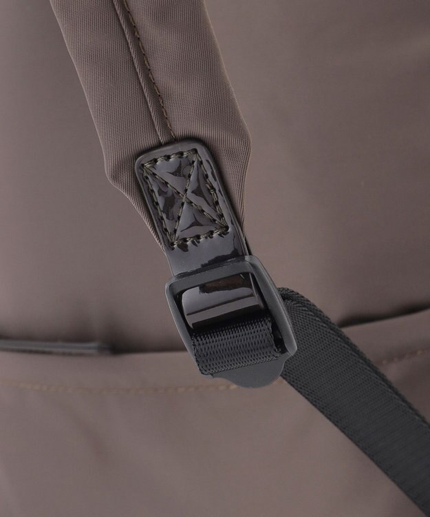 LA BAGAGERIE エナメルアクセントリュックサック グレー