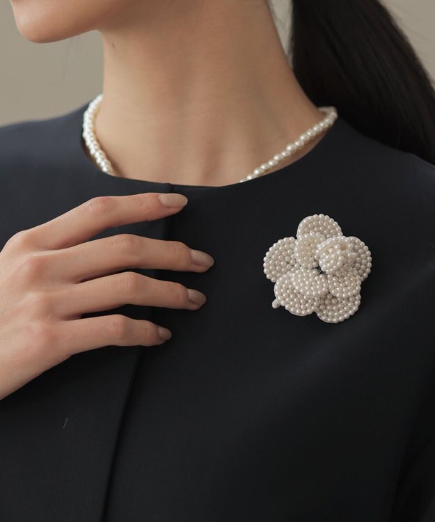 組曲 カメリアビーズブローチ アイボリー系