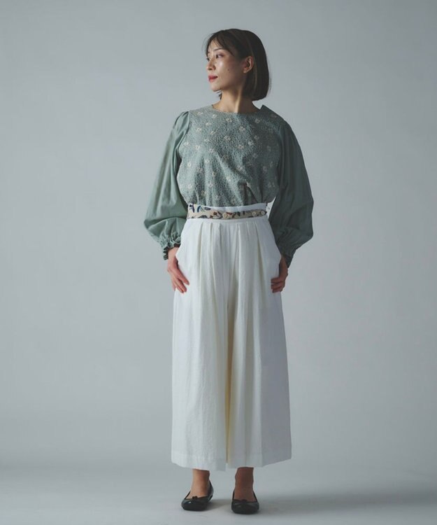 muuc 〈心地よいコットン・シアサッカー生地〉筆記帳刺繍ベルトデザイン切り替え 後ろゴム有り フレアーパンツ ホワイト