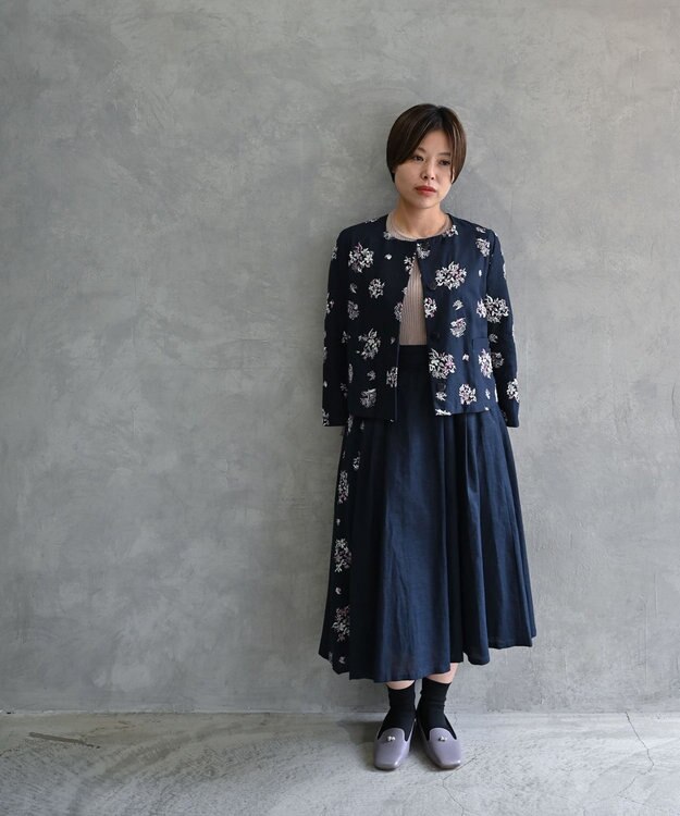 muuc 〈コットン×リネン〉〈高品質なドライタッチ生地〉〈遠州織物の工場で織られた上質な生地〉野小花刺繍 ウエスト後ろゴムあり 裏地あり ギャザースカート ネイビー