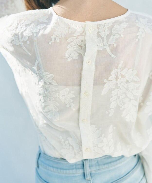 UNFILO L 【前後着用可能の2WAY仕様】ボタニカル エンブロイダリー ブラウス エクリュ