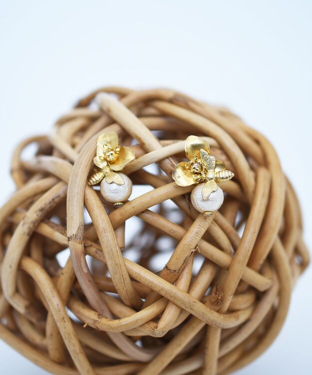 monshiro 【スワロフスキー/コットンパール】シュウカイドウニハチプチ ピアス ホワイト×ゴールド